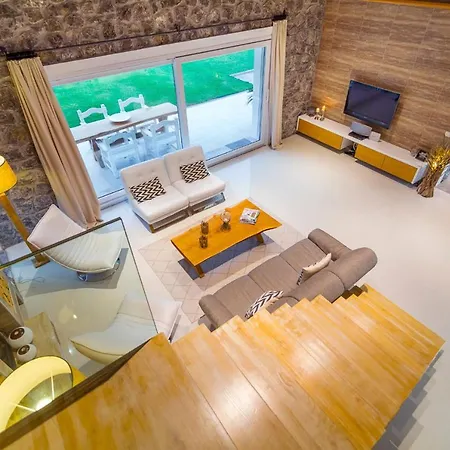 Sleeps 8 With Pool Air Con And Wifi